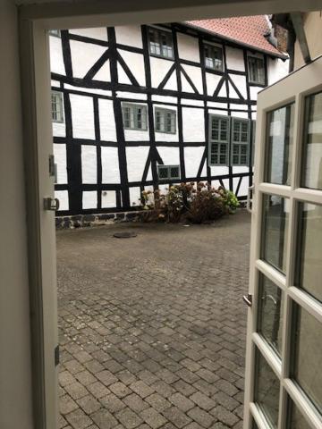 Stemningsfuld lejlighed - 3 minutters gang fra H.C. Andersens Hus Lejlighed Odense Eksteriør billede